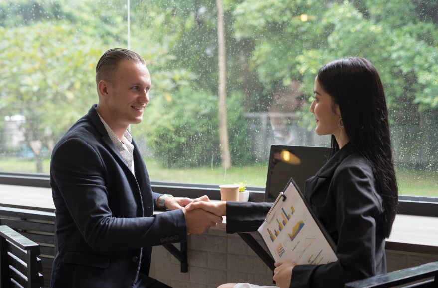 Cara monitoring sales lapangan tanpa micromanagement